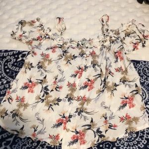 American Eagle shoulder shirt